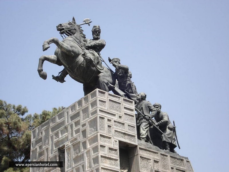 مجسمه نادرشاه افشار در باغ نادری مشهد